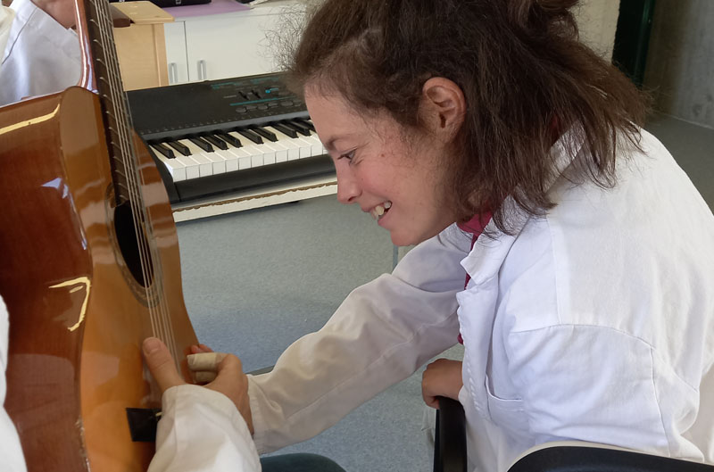 Actividad de Musicoterapia en el Centro de Da de la Fundacin Gil Gayarre