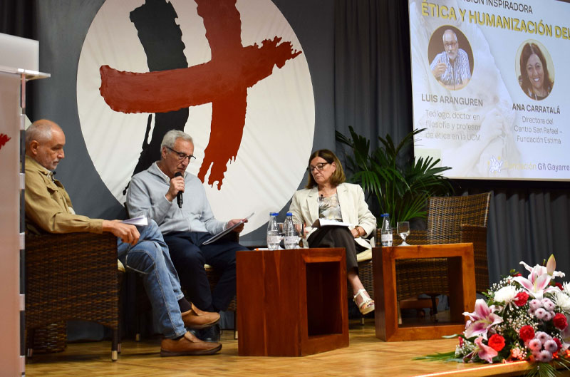 De izquierda a derecha, Luis Aranguren, Javier Perea y Ana Carratal� en la Jornada `M�s all� de la edad` de la Fundaci�n Gil Gayarre
