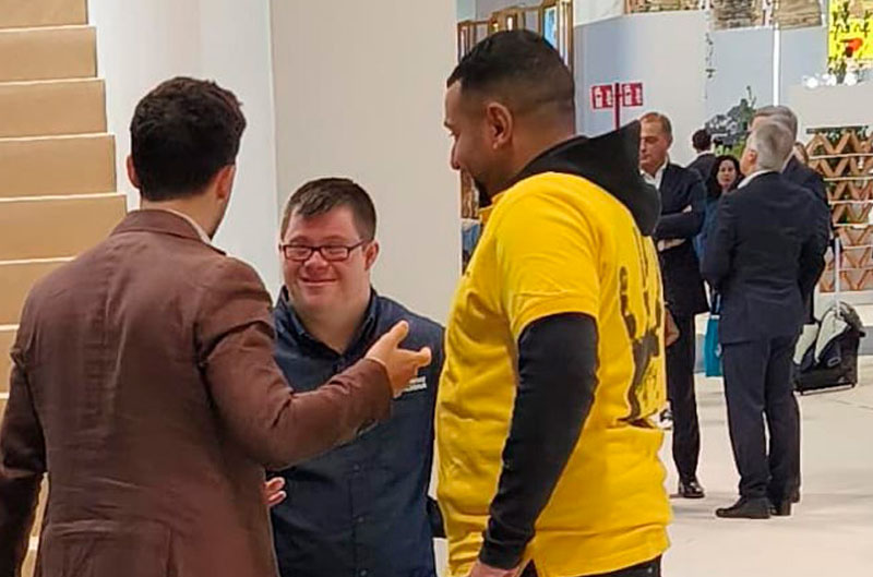 Javier trabaja como azafato en Fitur 2026