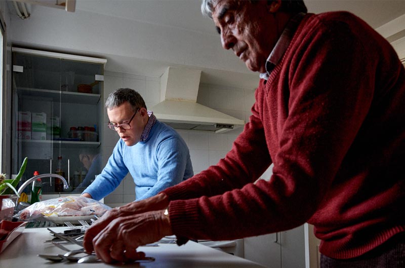 Personas mayores con discapacidad intelectual en el piso tutelado de la Fundacin Gil Gayarre en Majadahonda