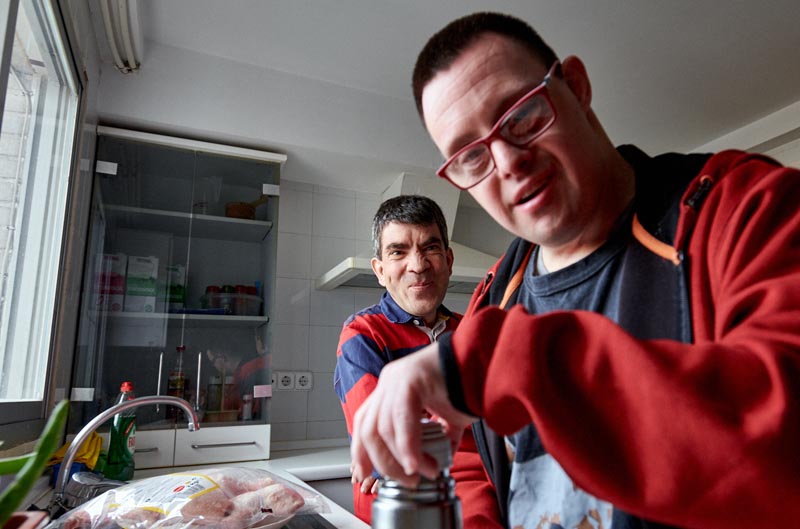 Personas con discapacidad intelectual o del desarrollo del piso tutelado de la Fundacin Gil Gayarre en Majadahonda.